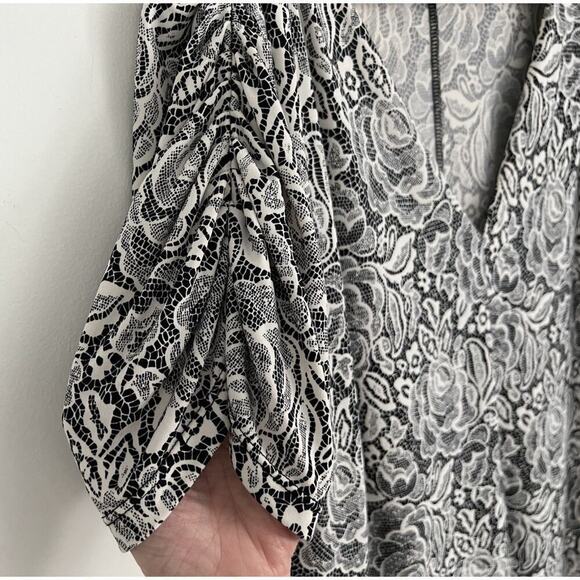 Anne Klein Blouse Top XL Gathered Sleeve Floral Black White Polyester Spandex - Picture 3 of 9